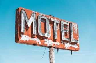 rusting Motel signage during daytime